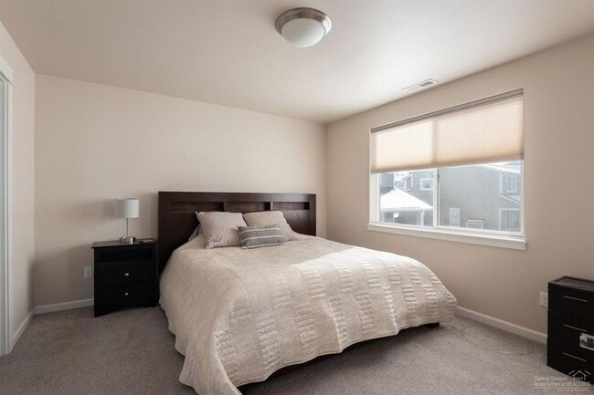 Building Photo - Well maintained home in SE Bend with AC!