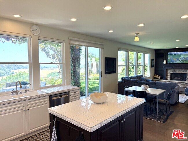 Building Photo - 5 Marisol