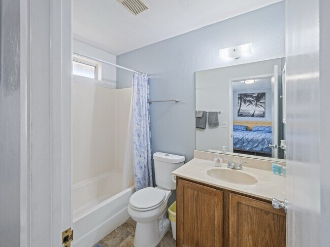 Building Photo - 1237 Lenrey Ave