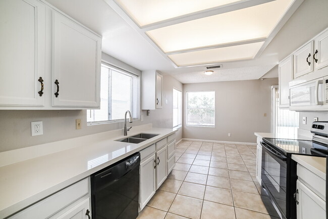 Building Photo - 315 W Ross Ave