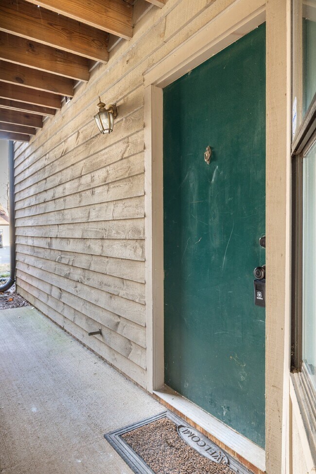 Building Photo - Fully Renovated 2-Bed Condo in Lake Wylie Woods – Prime Location with Community Amenities! $1,850...