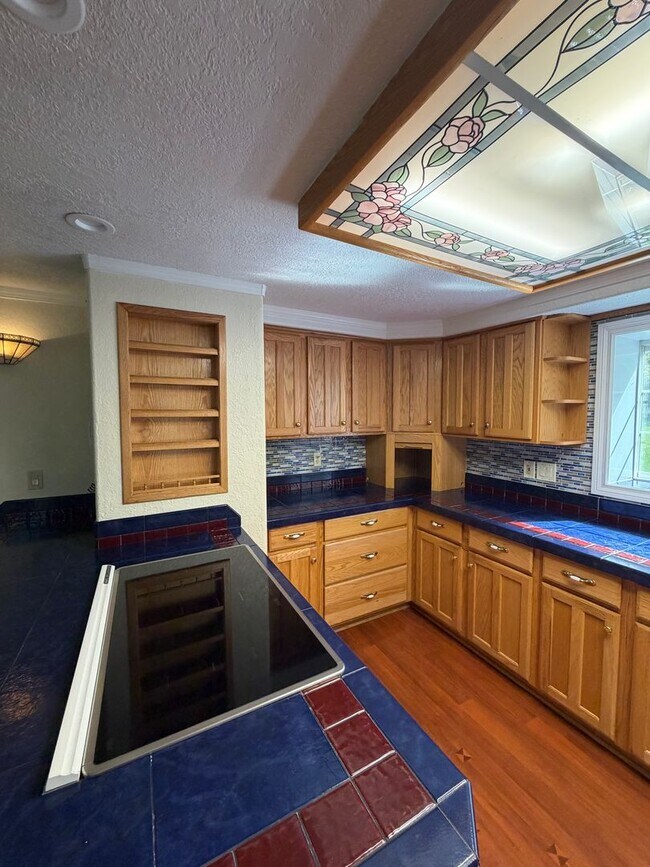 Building Photo - Rare 3-Acre 3BR Home in South Salem – Shops, Workspace & Greenhouses