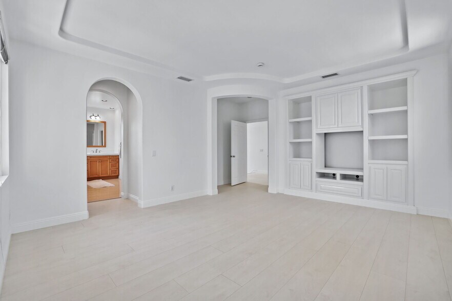 Master suite has sitting area - 5142 Pearce Dr