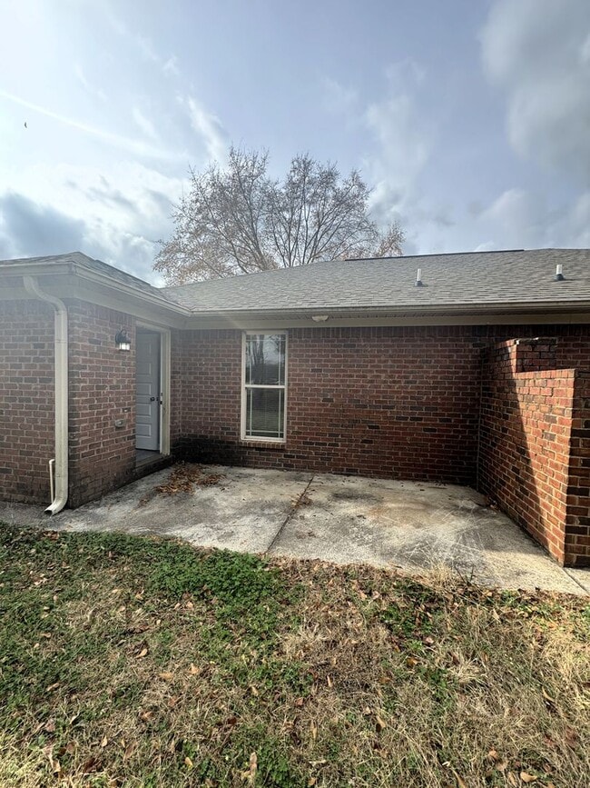 Building Photo - 127 Hedge Ln