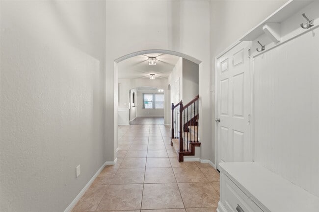 Building Photo - 5531 Drumlin Field Way