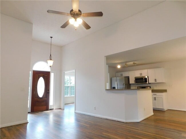Building Photo - 576 Greenwood Park Way