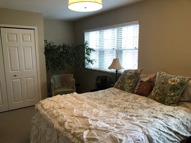 Guest Bedroom - 1604 W Edgewater Ave