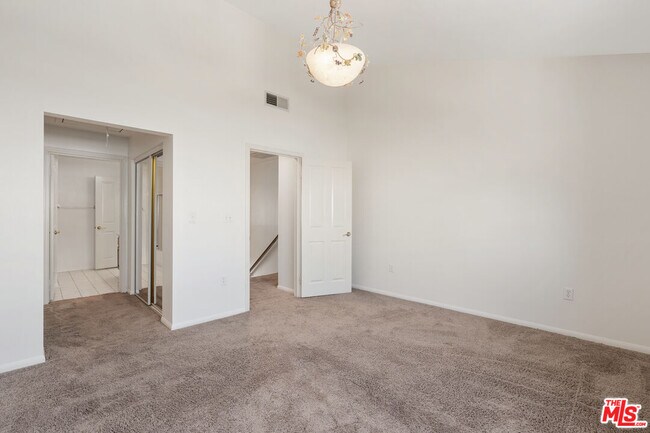Building Photo - 13030 Moorpark St