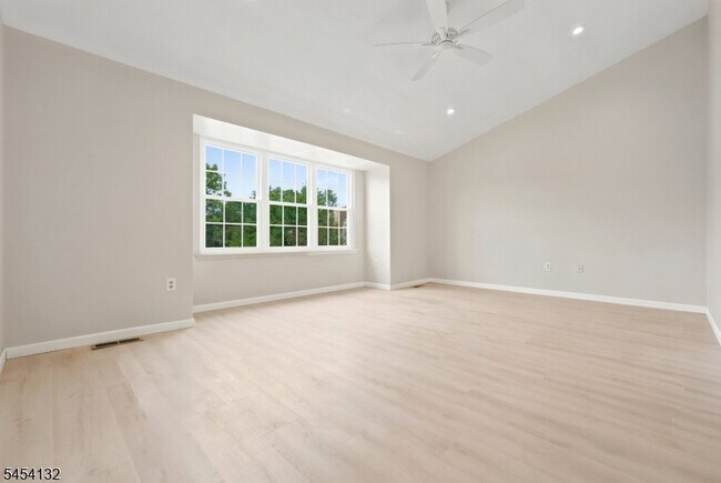 Building Photo - 703 Porter Way W