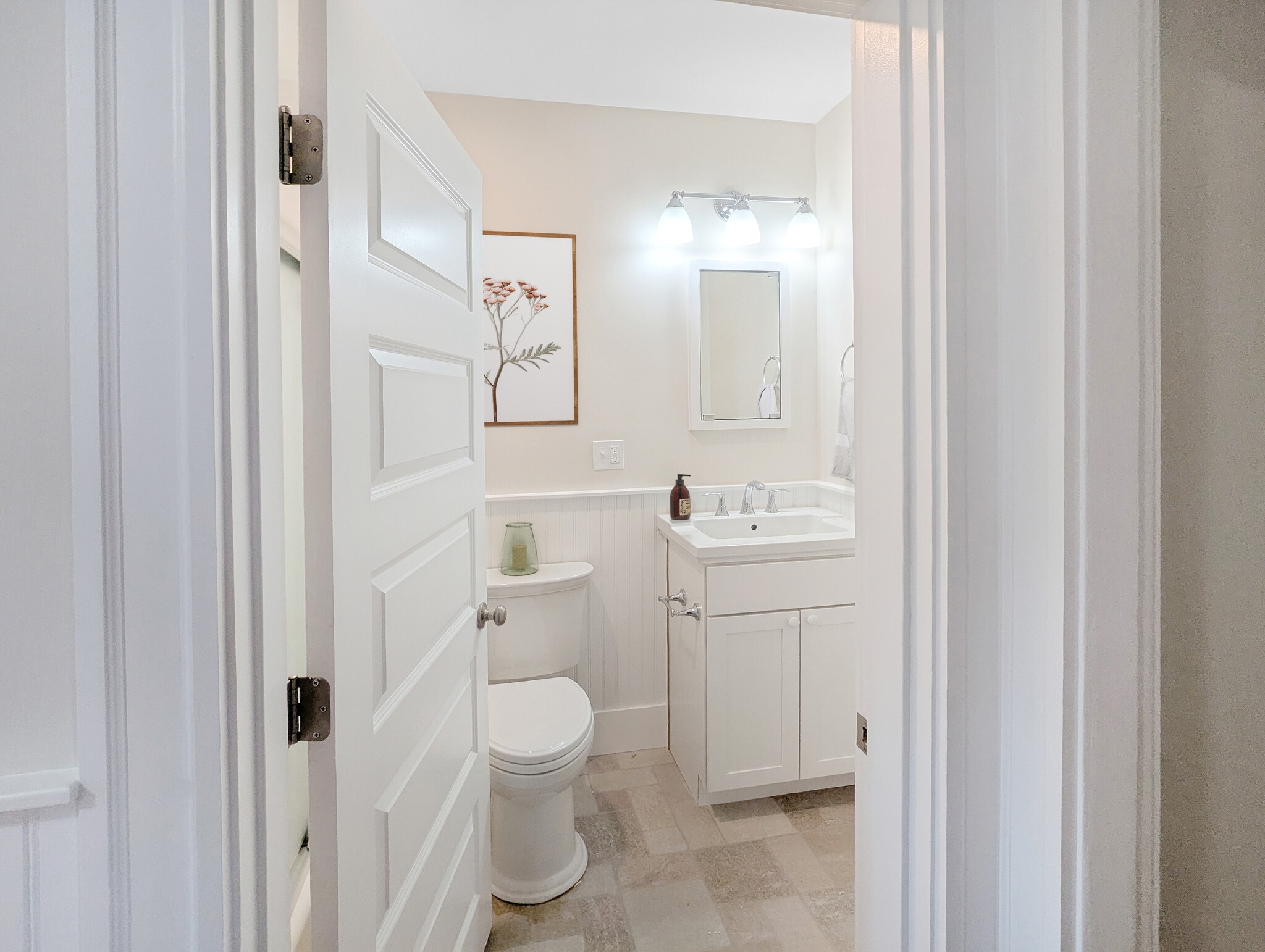 Common-area bathroom with bath tub - 22 Reed St