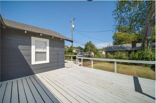 Garage Apt - 2011 E 13th Plz