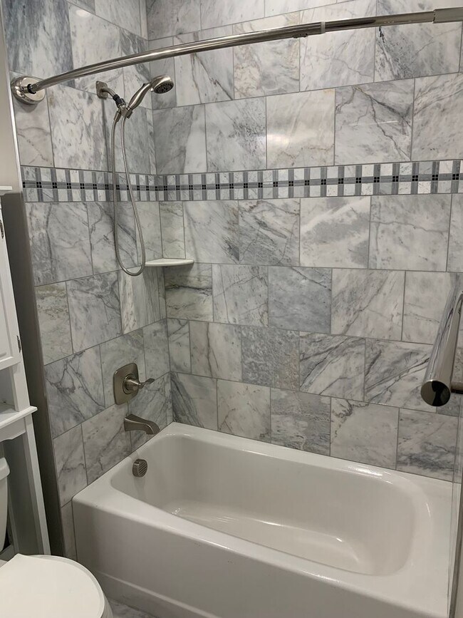 Building Photo - 3 Bed, 3.5 Bath Home w/ 2 Car Garage and Lake Views