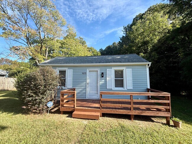 Building Photo - Cozy 1BR • 1BA Home Near Downtown Burlington!