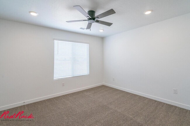 Building Photo - Dog Friendly! 3 Bedroom 2 Bathroom Townhome in Long Valley.