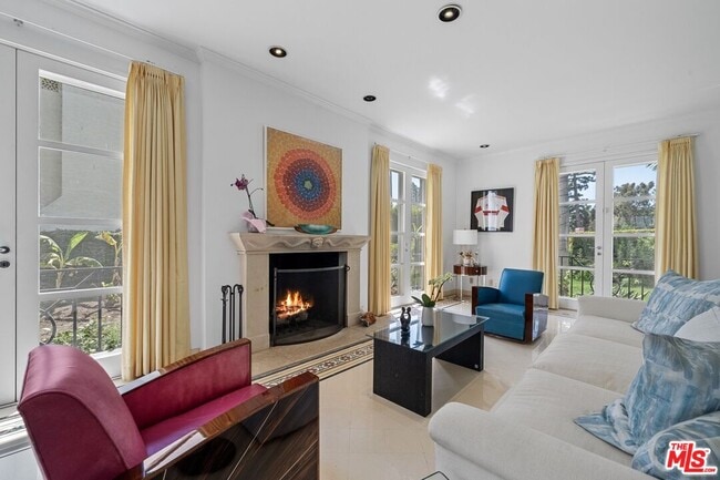 Building Photo - 910 N Crescent Dr