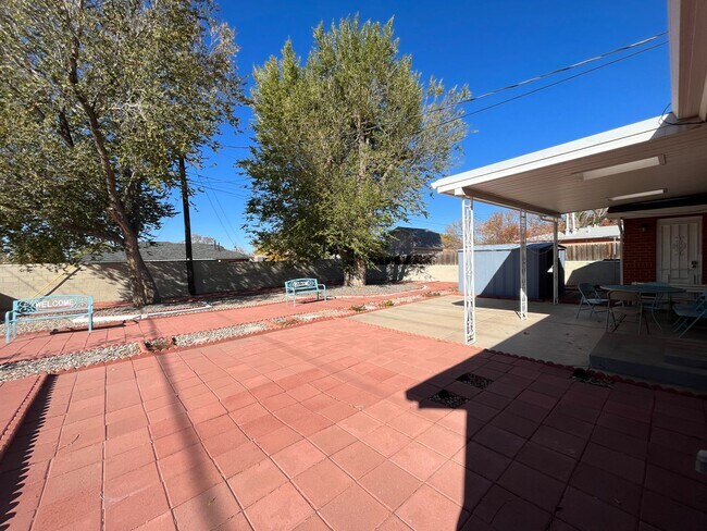 Building Photo - Cute 3 Bedroom 2 Bathroom Home In The NE!