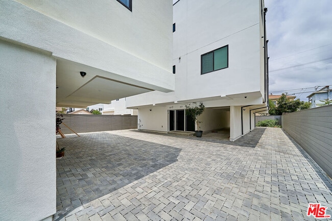 Building Photo - 605 1/2 W 41st Pl