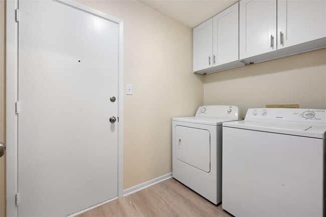 Building Photo - 608 Country Aire Dr