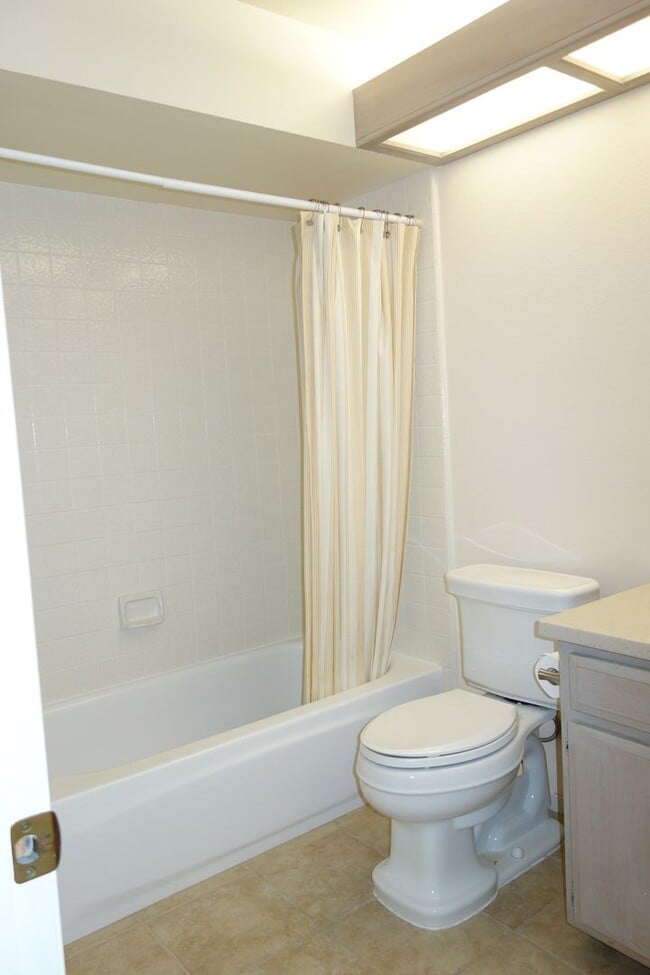 Building Photo - 105 Almond Dr