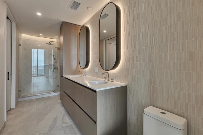 Building Photo - 610 Davis St