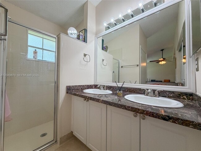Building Photo - 11415 Lakeview Dr