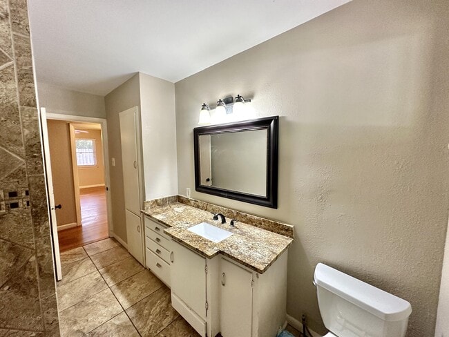 Building Photo - 1926 Laurelwood Dr