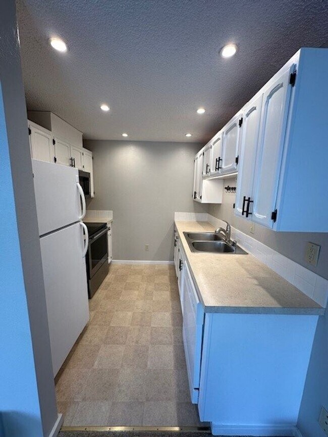 HUNTINGTON PARK 2 BEDROOM, 1.5 BATH TOWNHO... 24705 12th Ave S Des Moines WA 98198 Apartment