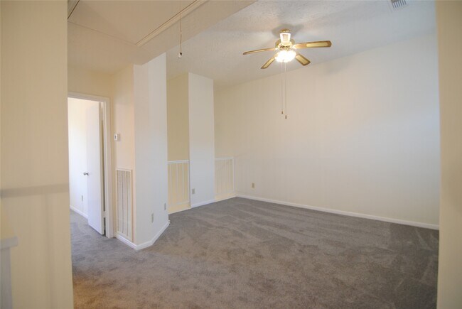 Building Photo - 43 E Park W Dr