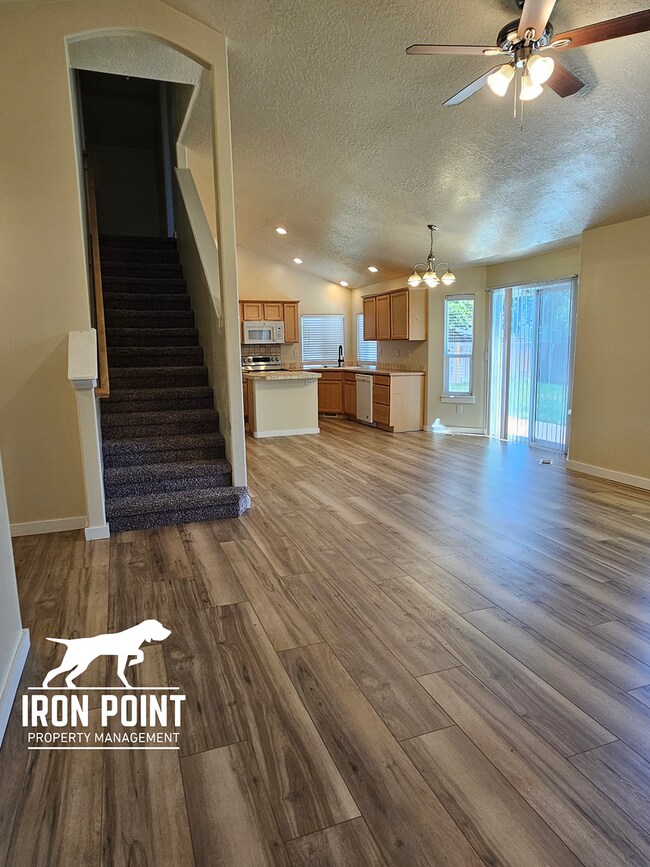 Building Photo - 3bed/2bath w/3 car garage, upstairs bonus room, vaulted ceilings, & fenced yard.