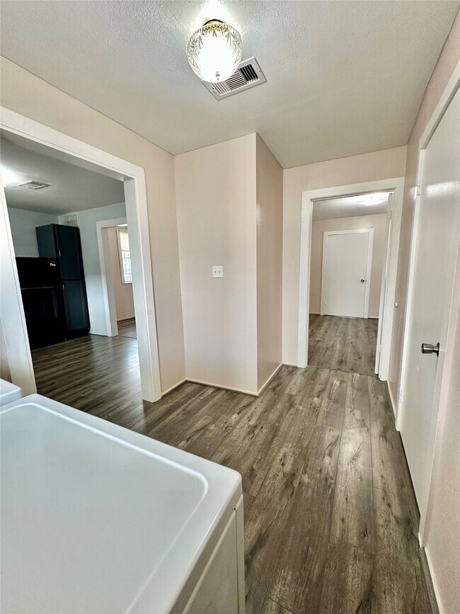 Building Photo - 305 N Live Oak St