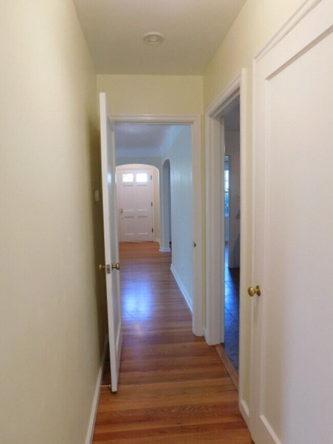 Building Photo - 3Bd/1Ba Two Story House w/ Basement - Avai...