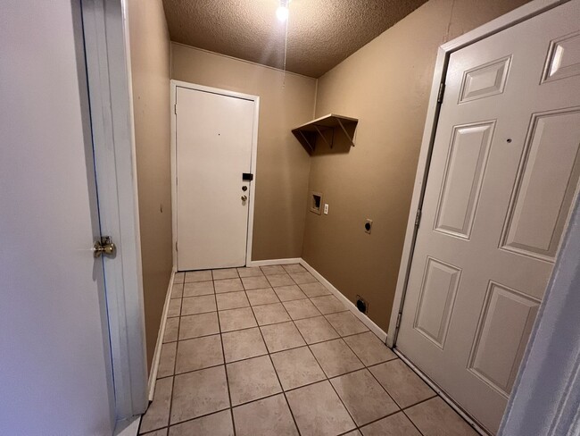 Building Photo - Great 3 bedroom in Killeen with washer and dryer connections and brand new carpet.