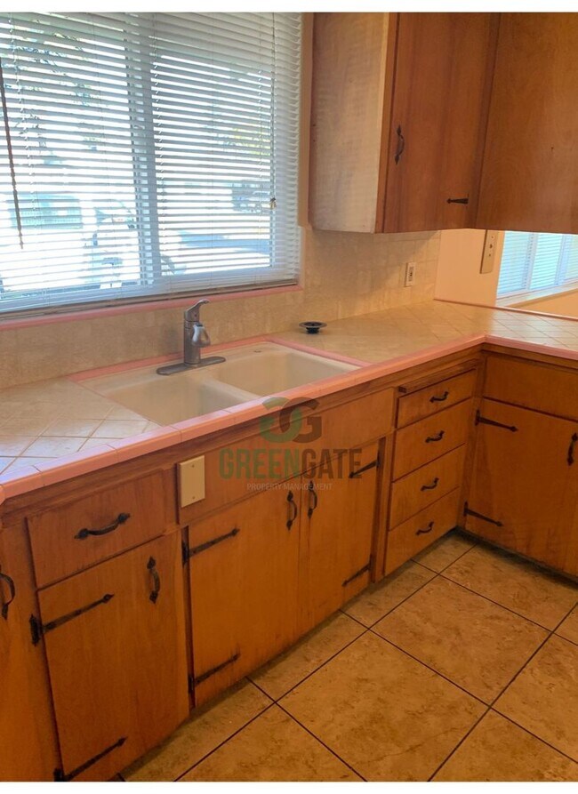 Building Photo - 338 3rd St