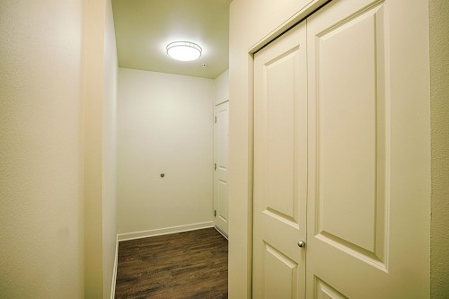 Building Photo - John Court - 2 bedrooms