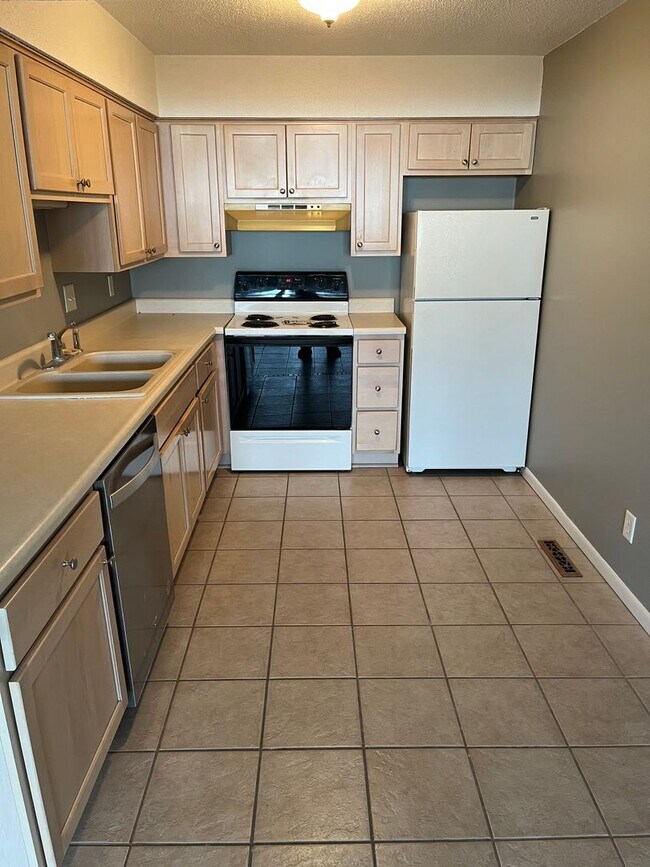 Building Photo - Well maintained 1 bedroom condo $750