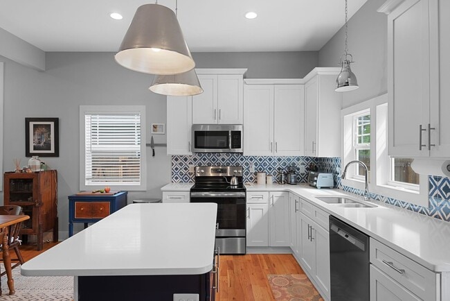 Building Photo - Gorgeous Home near Downtown Durham!