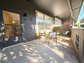 Building Photo - Charming 2 Bedroom Condo in SW Portland!