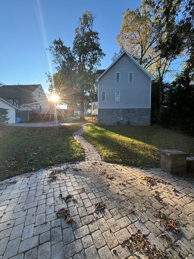 Building Photo - Freshly Renovated Dollhouse in Maryville!!