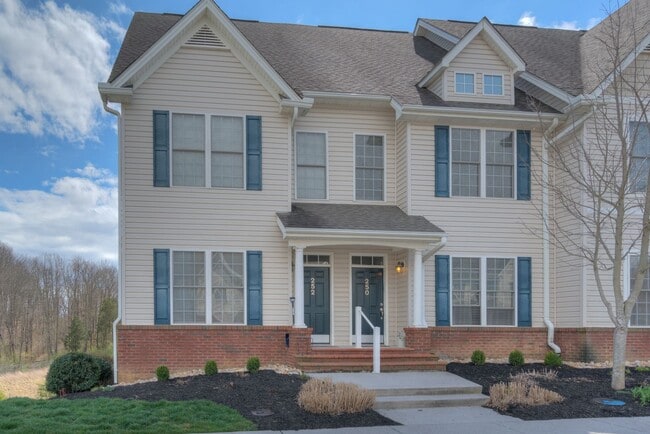 Building Photo - 250 Sheliah Ct