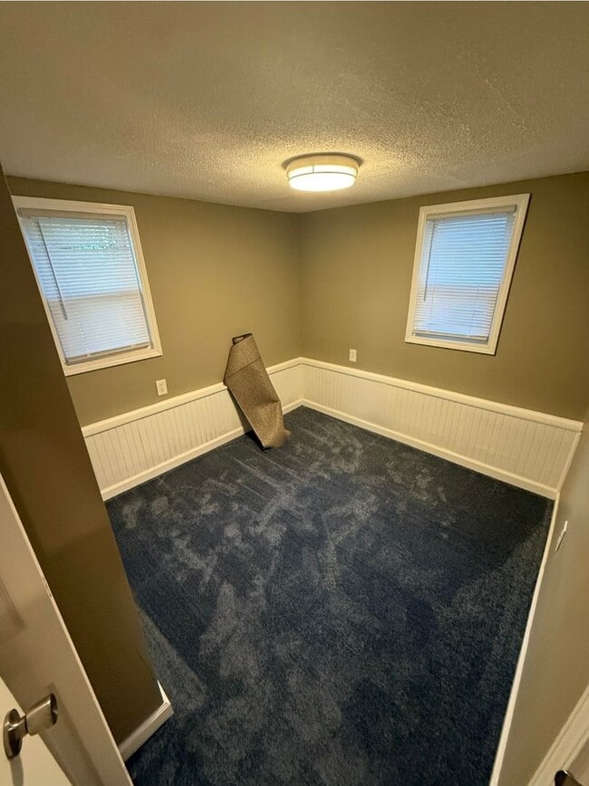 Building Photo - Charming 3 bedroom bungalow freshly updated