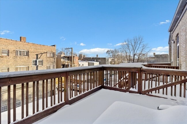 Building Photo - 6553 N Greenview Ave