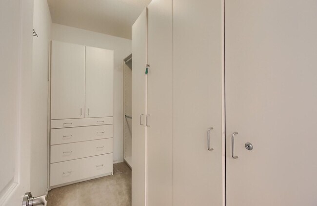 Building Photo - Bright & Spacious 2 Bed, 2 Bath Apartment