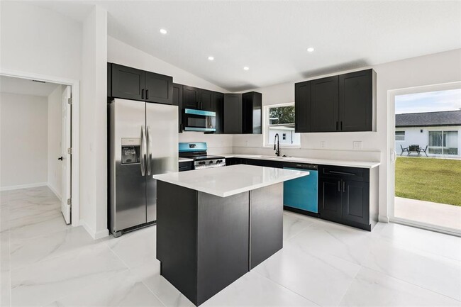 Building Photo - 2544 N Arrowhead Rd