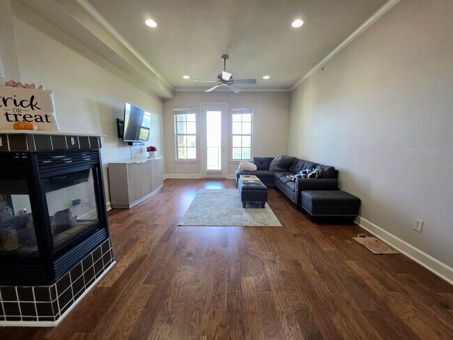 Building Photo - 2800 Sandage Ave