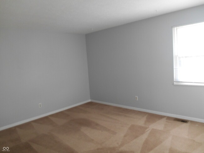 Building Photo - 5625 Lakeland Dr