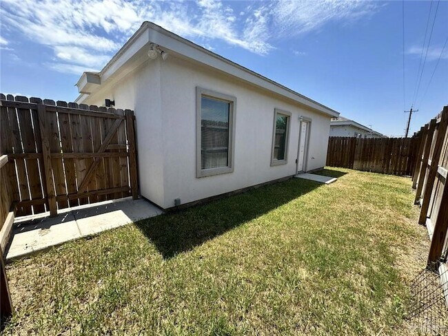 Building Photo - 5804 Sandpiper Ave