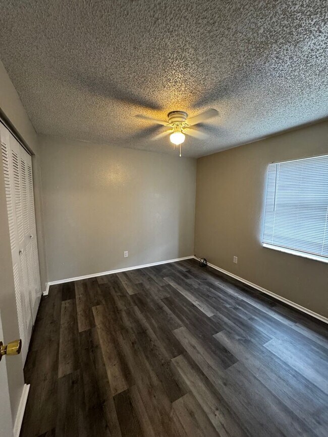 Building Photo - Updated & Spacious Home