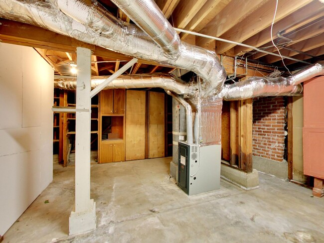 Building Photo - 4BR Home with Jaw-Dropping Views, Garage, ...