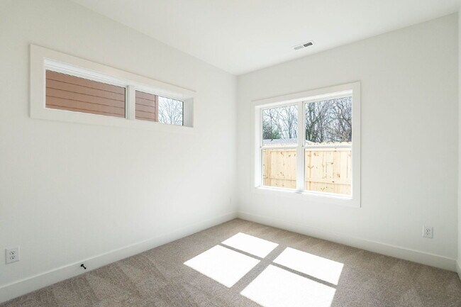 Building Photo - 621 Walnut Hts Dr