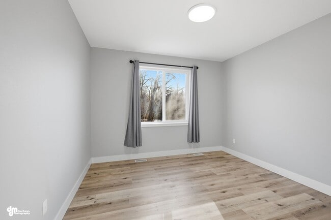 Building Photo - 4 Bedroom | 2.5 Bathroom | 2 Car Garage - Convenient Location!